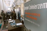 Mobilny Punkt Rekrutacji w Rzeszowie już działa, a młodzi są zainteresowani służbą wojskową 