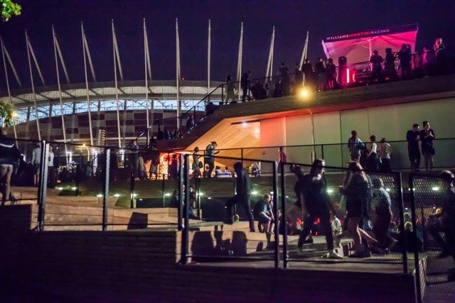 Jedziemy dalej. Tym razem wracamy na drugi brzeg Wisły, gdzie w tym roku swoje wielkie otwarcie miał pawilon Plażowa przy moście Poniatowskiego. Projekt pawilonu wybrano w zorganizowanym przez stołecznych urzędników konkursie. Zaprojektowały go Katarzyna Szpicmacher, Maja Matuszewska i Aleksandra Krzywańska, wówczas studentki Wydziału Architektury Politechniki Warszawskiej.

W Plażowej odbywa się bardzo dużo interesujących wydarzeń. Jeszcze dziś warto wybrać się na Plażową Szkołę Wina i dowiedzieć się, jak degustować wino, czym kierować się przy zakupie czy jak rozpoznać smak wina jeszcze przed otwarciem butelki? Start o 18:30.

A jutro już drugi z cyklu aktivistowych warsztatów street-artu, organizowany z ekipą Vlep[v]netu w roli ekspertów. 

W czwartek o 20 Plażowa zaprasza na swingową potańcówkę. 

Dla wszystkich, którzy nie mieli jeszcze okazji spróbować tańców swingowych, przeprowadzone zostaną bezpłatne, krótkie warsztaty, które ułatwią szybkie dołączenie do bawiących się na parkiecie tancerzy. 

Adres: Wybrzeże Szczecińskie 1