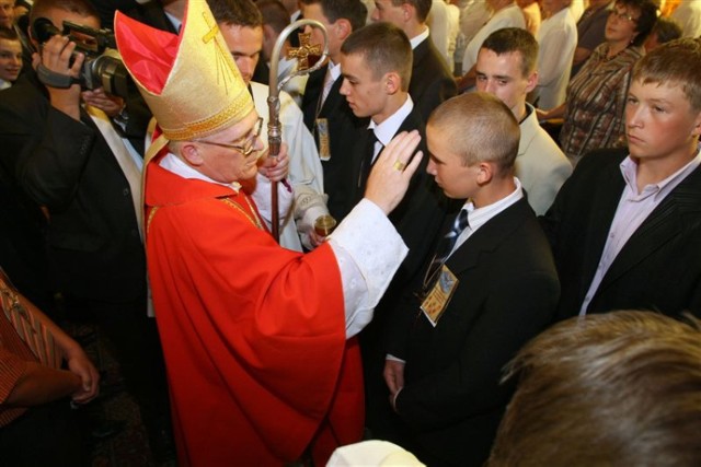 Ksiądz biskup Kazimierz Gurda udziela sakramentu bierzmowania jednemu z Henryków.