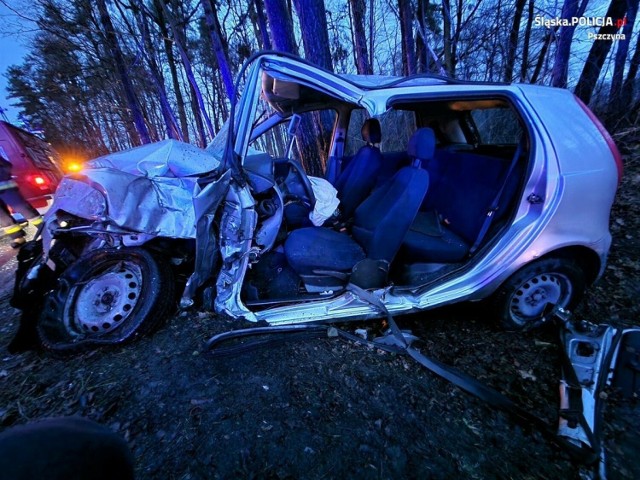 Poważny wypadek w powiecie pszczyńskim. Osobówka doszczętnie zniszczona!