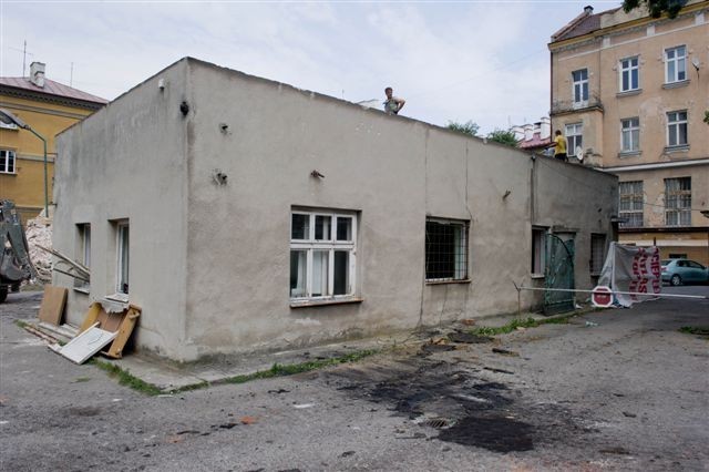 Tarnów: rozbiórka garaży po Straży Pożarnej przy ul.Brodzińskiego [ZDJĘCIA]