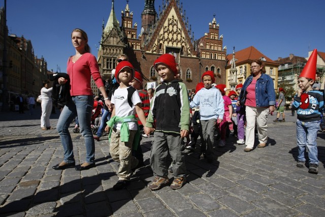 Tropem wrocławskich krasnali - bezpłatne wycieczki rodzinne

miejsce spotkania: ul. Szewska, plac przy kościele św. Marii Magdaleny 
7 lipca (niedziela) o godz. 11.00

Wycieczka pod hasłem "Krasnoludki są na świecie, we Wrocławiu je znajdziecie, czyli co nowego słychać u starych znajomych. Wycieczka dla nieco młodszych".
Spacer po wrocławskim Rynku dla najmłodszych tropicieli krasnoludków (5-7 lat). Wspólnie rozwiążemy mnóstwo krasnoludkowych zagadek i odwiedzimy wiele krasnali. Zobaczymy, co jedzą krasnoludki, czym się zajmują, gdy mają trochę wolnego czasu, zastanowimy się, dlaczego tak polubiły Wrocław? Wstęp wolny.