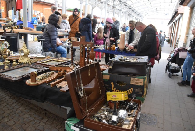 Niedzielny Bazar na Starówce przyciągnał amatorów oryginalnych i rzadkich rzeczy. Jest w czym przebierać!