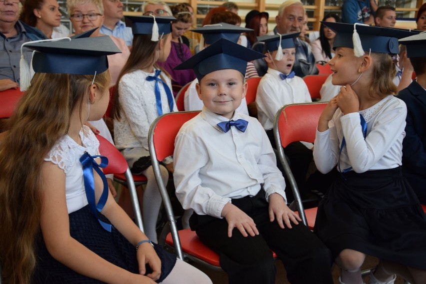 Człuchów. Ślubowanie uczniów I klas w Szkole Podstawowej im....