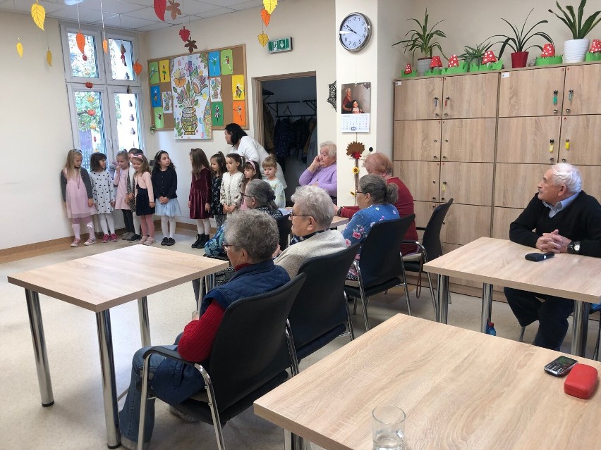 Przedszkolaki odwiedziły seniorów z klubu Jagiellonka [ZDJĘCIA]