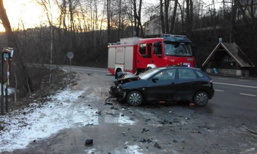 Naściszowa. Auto w potoku. Dwie osoby w szpitalu [ZDJĘCIA]