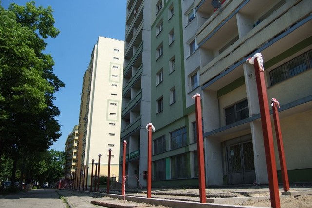 Część ogrodzenia wokół bloków przy ul. Nowej 16/18 i 20, należących do ŁSM, została już zbudowana.