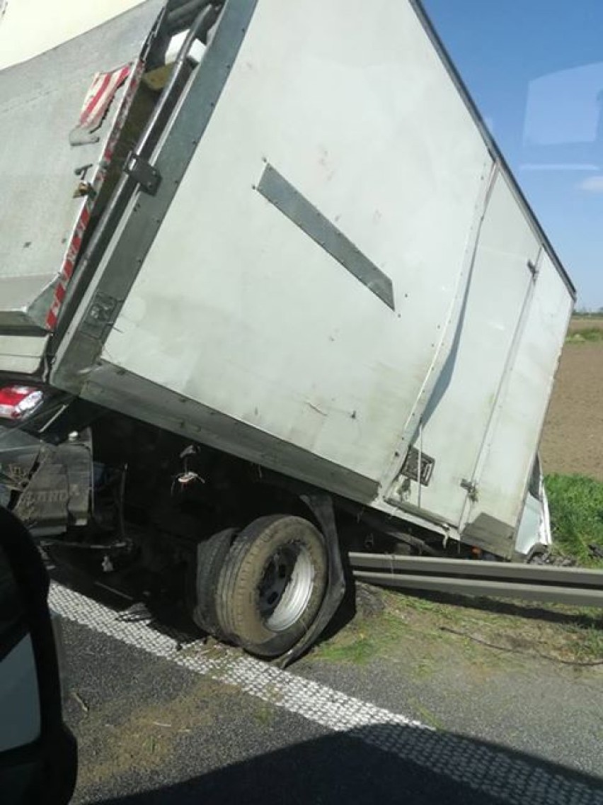 Wypadek na krajowej jedenastce. Samochód dostawczy wjechał do rowu