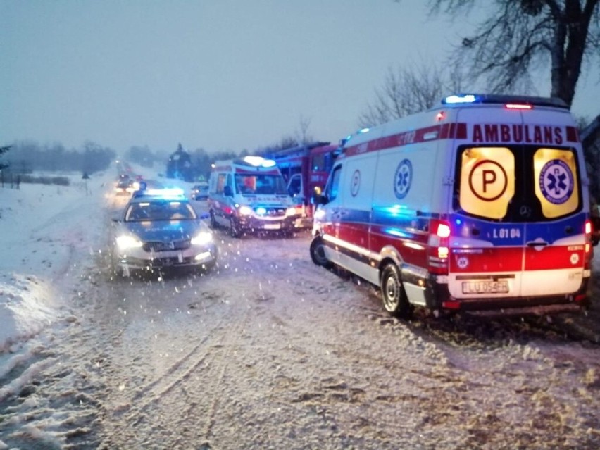 Wypadek w Dębówce. Trzy młode osoby były zakleszczone w samochodzie