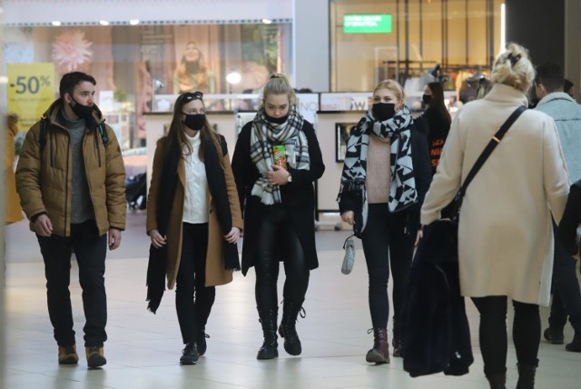 Tłumy ludzi na zakupach i szturm na sklepy! Handlowa sobota