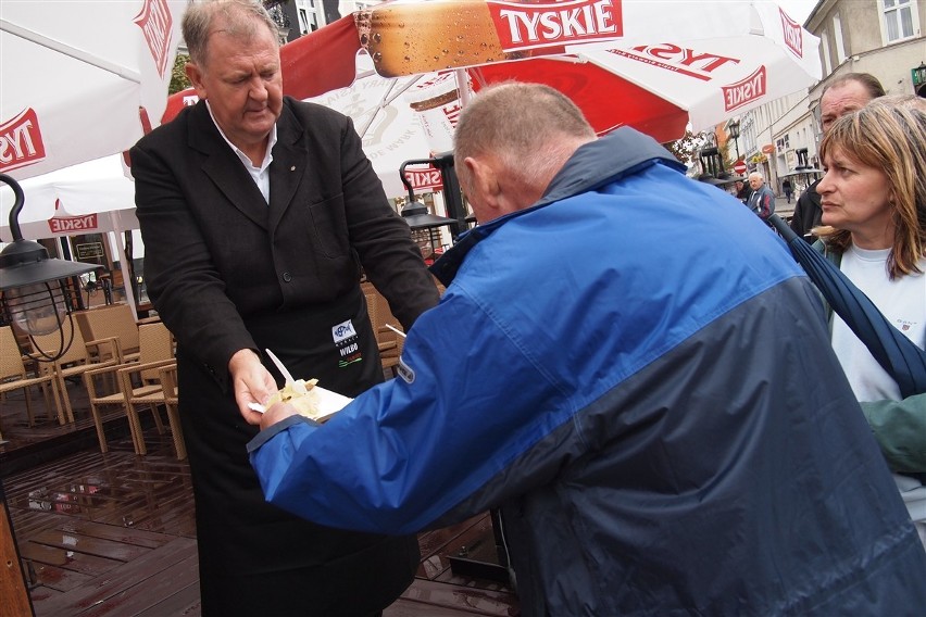 Gniezno: Prezydent Jacek Kowalski rozdawał pierogi na Rynku