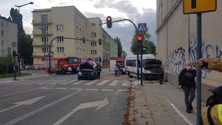 Zanim policjanci i strażacy dotarli na miejsce, kierowca...