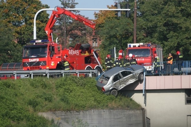 Sosnowiec: Niecodzienny wypadek. Samochód zwisał z wiaduktu [Zdjęcia]