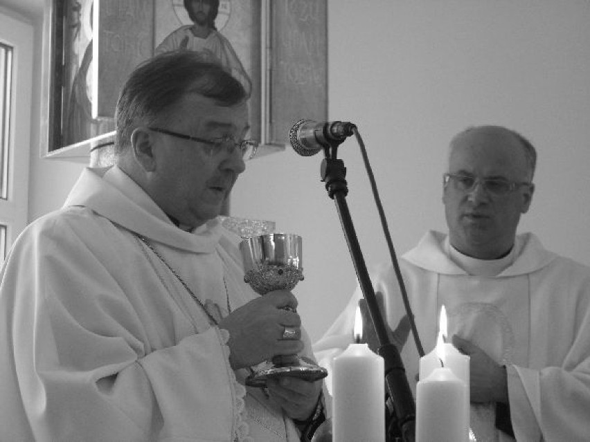 Abp Józef Życiński podczas otwarcia hospicjum w Puławach