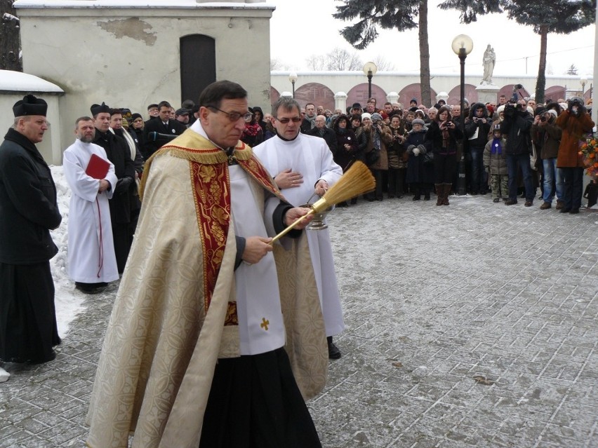 Krzyż powstańczy już poświęcony na dziedzińcu klasztoru oo. Franciszkanów