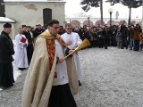 Krzyż powstańczy już poświęcony na dziedzińcu klasztoru oo. Franciszkanów