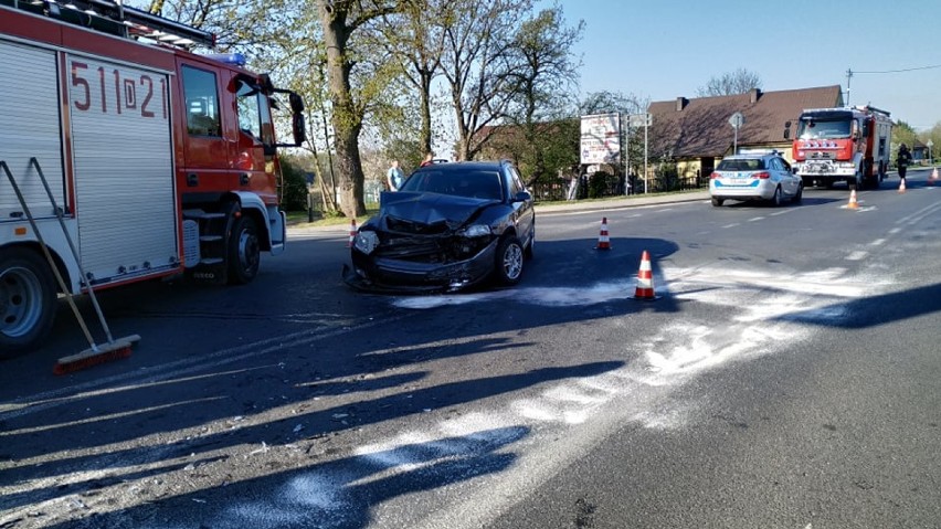 Zderzenie dwóch aut w Cieślach. Jedna osoba jest ranna (FOTO)   