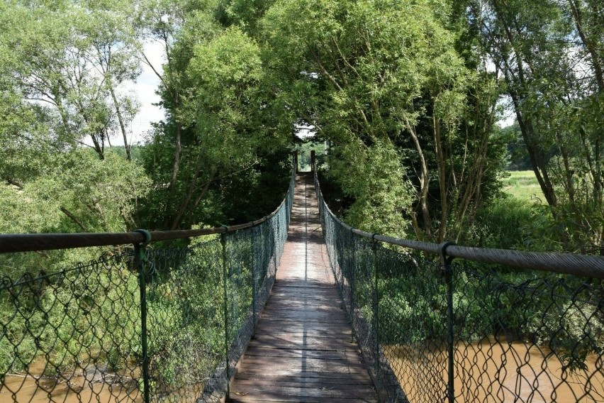 To wiszący most we wsi Tomisław, niedaleko Kliczkowa