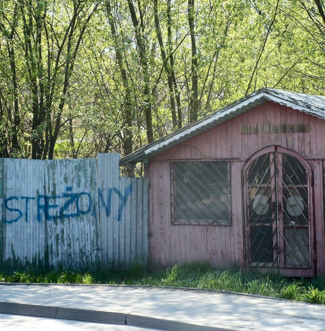 Wieliczka, budynek przy ul. Narutowicza. "Grafficiarze" malują wszędzie - na ścianach kamienic, garaży, na mostach