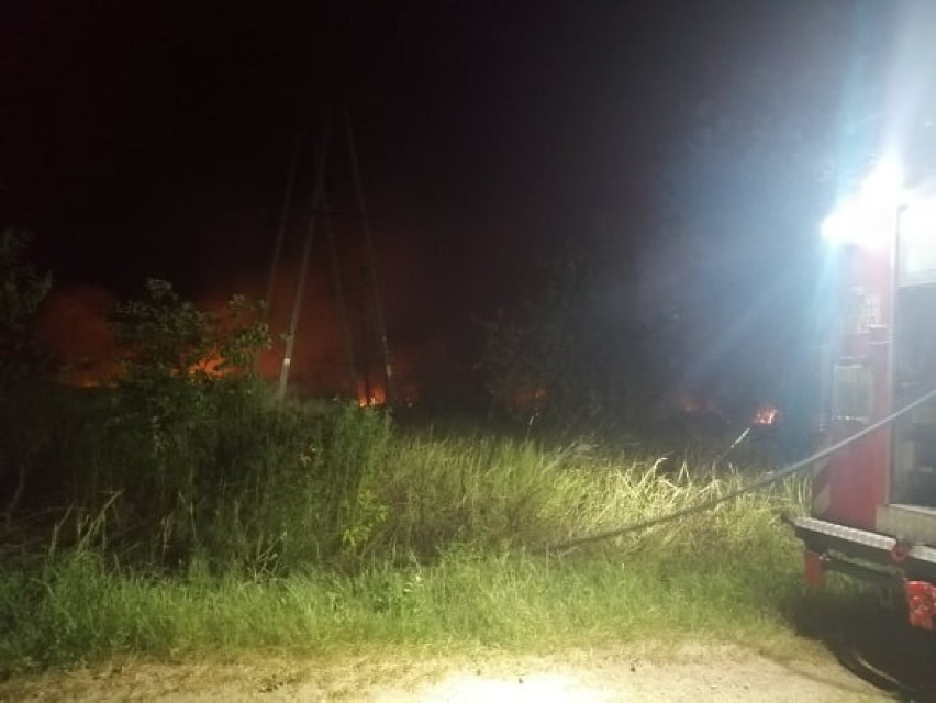 Ogień uszkodził słup energetyczny. Kilkanaście domostw bez prądu