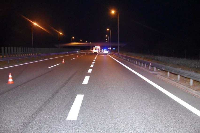 Wypadek na autostradzie A4. Motocykl zderzył się z volkswagenem w rejonie Brzeska. Policja wyjaśnia z czyjej winy [ZDJĘCIA]