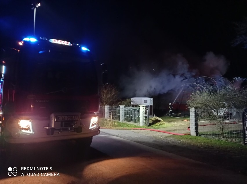 Strażacy z Powiśla Dąbrowskiego walczyli z pożarem budynku...