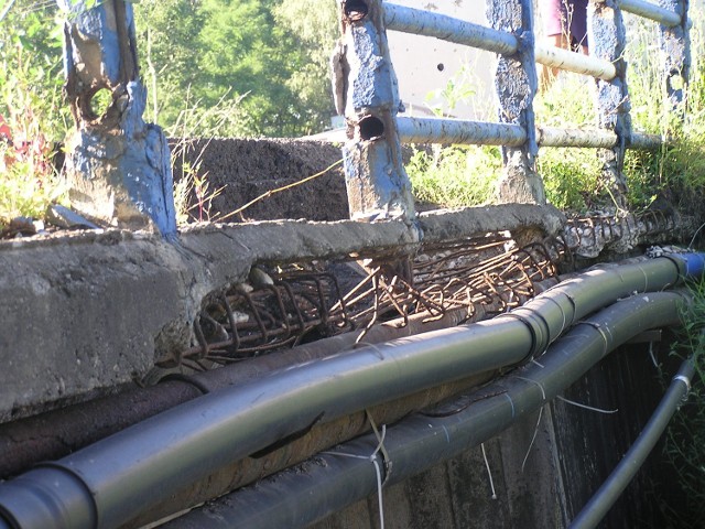 Most nad rzeką Bobrek w Dąbrowie Górniczej jest w fatalnym stanie. Nadaje się tylko do rozbiórki