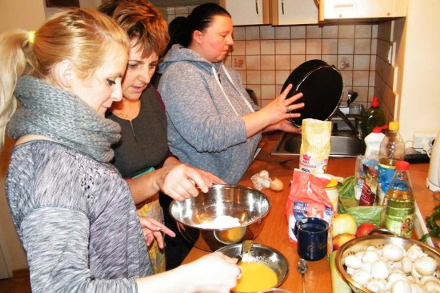 W sopockim MOPS-ie odbywają się zajęcia grupy edukacyjnej „Kulinaria”, w której uczestniczą rodziny objęte wsparciem Asystenta Rodziny. Uczestnicy uczą się jak przygotować proste, zdrowe i niedrogie posiłki, wykorzystując produkty otrzymywane m.in. z banku żywności.

Efektem ponad 3 letniej działalności grupy jest powstająca właśnie książka „Gotuj razem z nami”. 