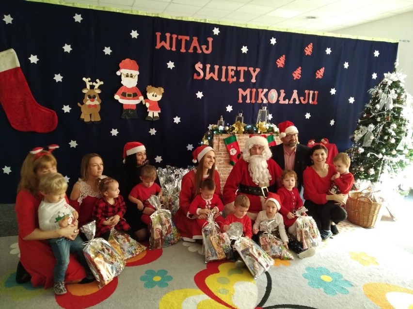 Święty Mikołaj odwiedził dzieci z kazimierskiego żłobka. Były prezenty, bajki i piosenki. Wszędzie królował kolor czerwony [DUŻO ZDJĘĆ]