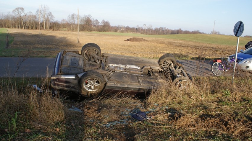 Groźny wypadek w gminie Lipno. Kierowca i pasażer pijani [zdjęcia]