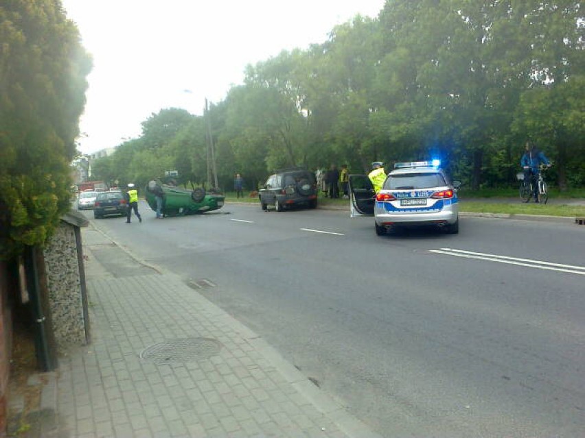 Groźna kolizja na ulicy Polnej w Kaliszu. Auto dachowało na jezdni. ZDJĘCIA