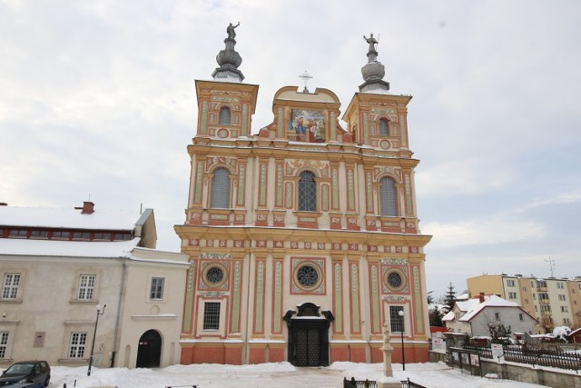 Odnowiona elewacja kościoła pw. św. Franciszka Ksawerego w Krasnymstawie.