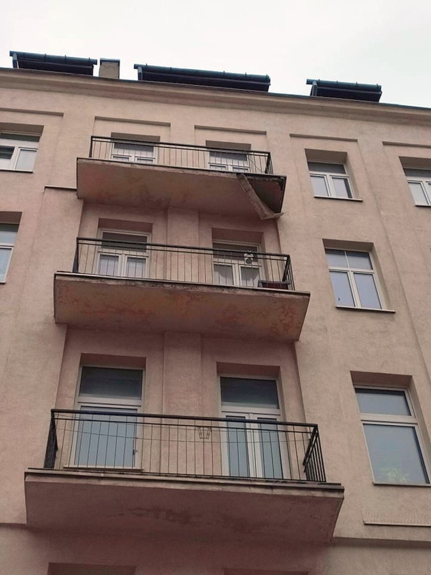 Oberwany balkon na Pradze-Północ. Konstrukcja zawisła nad chodnikiem