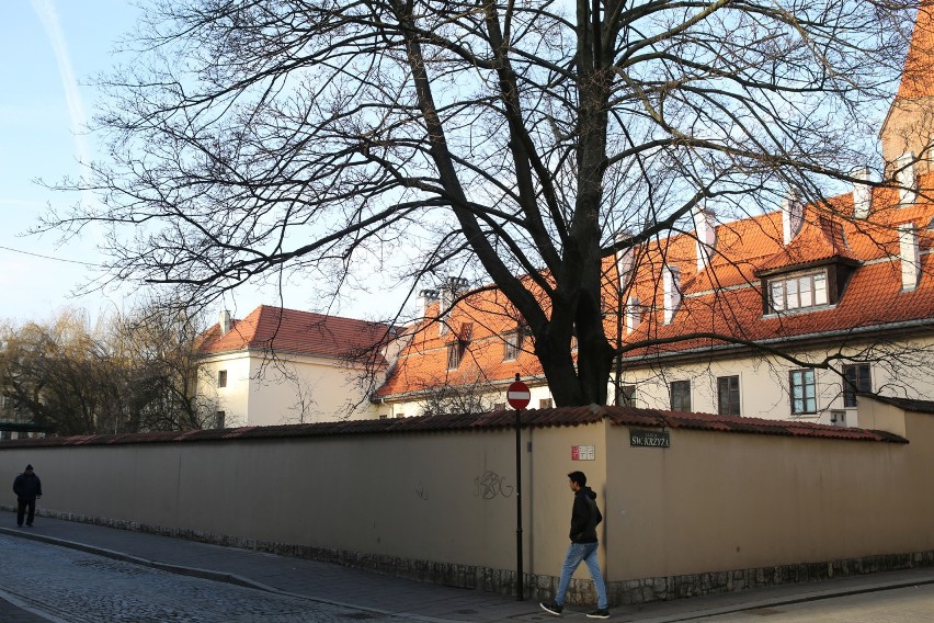 Kraków. Podwórko za murem przy ul. św. Marka przejdzie metamorfozę i będzie dostępne dla każdego
