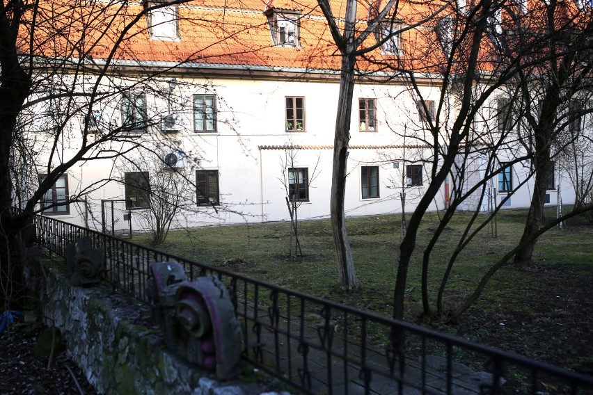 Kraków. Podwórko za murem przy ul. św. Marka przejdzie metamorfozę i będzie dostępne dla każdego