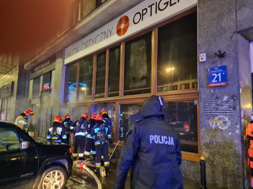 Pożar w centrum Warszawy. Spłonął salon optyczny. "Nikt nie ucierpiał w zdarzeniu"  