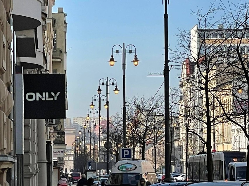 Lampy uliczne na ul. Gdańskiej w Bydgoszczy, jednej z...