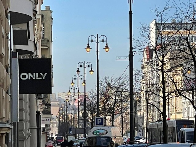 Lampy uliczne na ul. Gdańskiej w Bydgoszczy, jednej z głównych ulic miasta, w środę (13.04) paliły się przed południem. Czytelnicy pytają, jak do tego doszło.