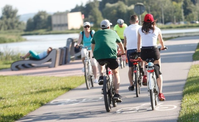 Duży ruch rowerzystów nad Wisłokiem w Rzeszowie świadczy o tym, że w mieście wciąż brakuje bezpiecznych dróg rowerowych.