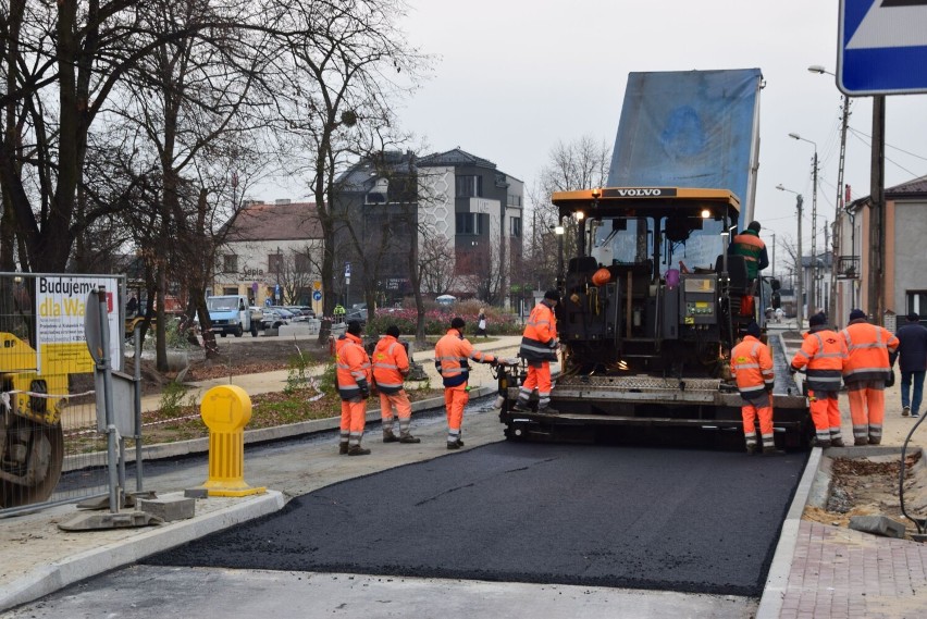 Ulica Krakowskie Przedmieście w Wieluniu wkrótce będzie przejezdna. Trwa asfaltowanie drogi ZDJĘCIA