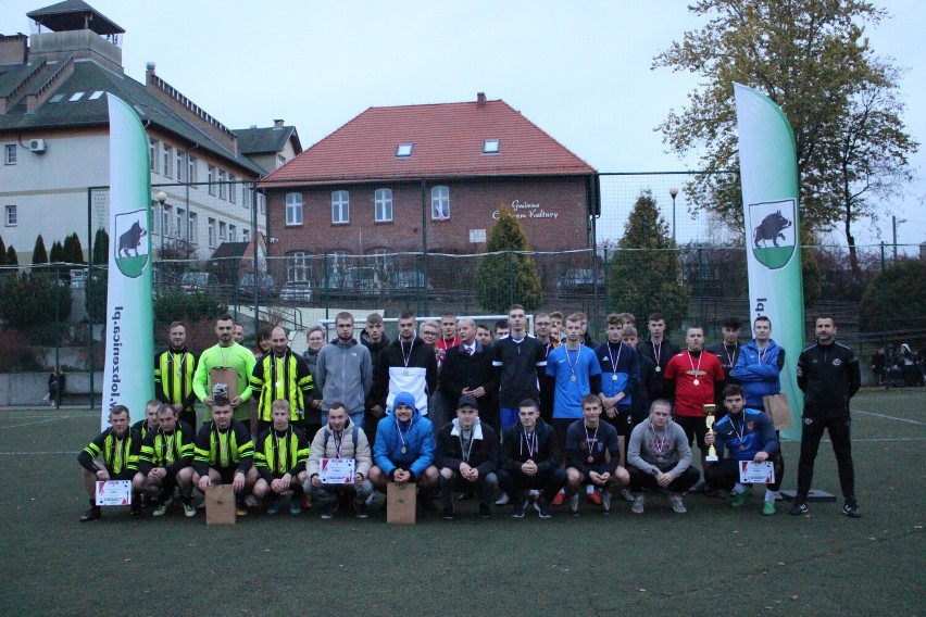Zagrali w Narodowe Święto Niepodległości. 11 listopada na orliku w Łobżenicy odbył się turniej piłkarski [ZDJĘCIA]