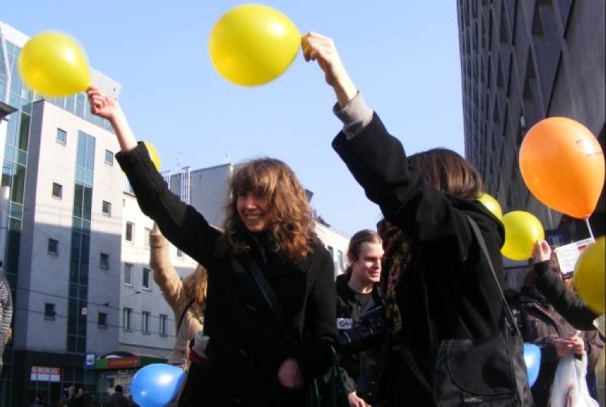 Kilkadziesiąt osób jednocześnie nadmuchało balony i zaczęło...