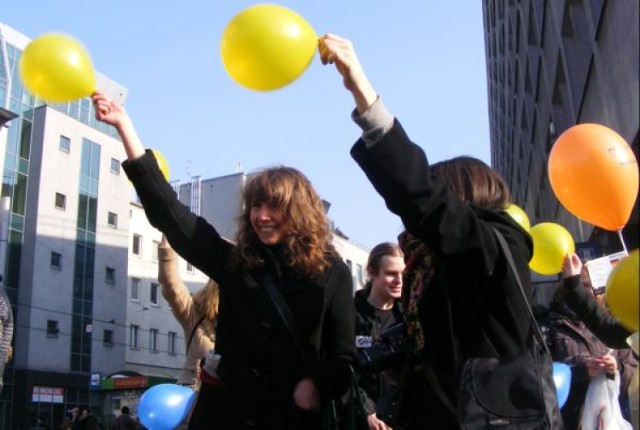 Kilkadziesiąt osób jednocześnie nadmuchało balony i zaczęło nimi ...