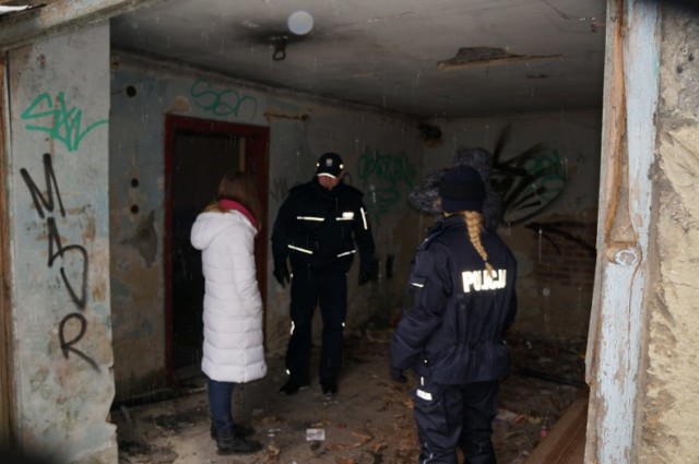 Policjanci z Wodzisławia Śl. namawiają bezdomnych do skorzystania z pomocy