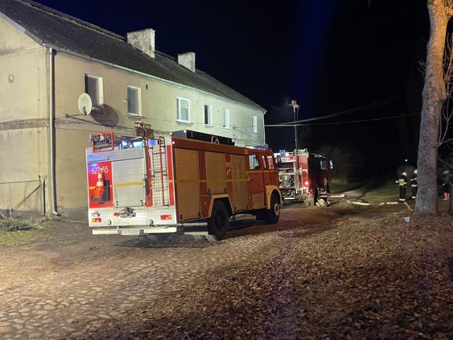 Pożar w budynku wielorodzinnym w powiecie starogardzkim. Na miejscu pracowało sześć zastępów straży pożarnej