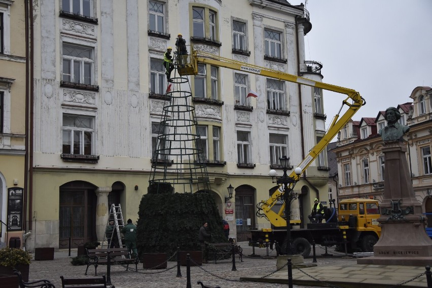 W czwartek 1 grudnia rozpoczął się montaż i ozdabianie...