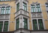 Chorzowskie kamienice. Zobaczcie te detale architektoniczne. Ozdobne dachy, okna i bramy ZDJĘCIA