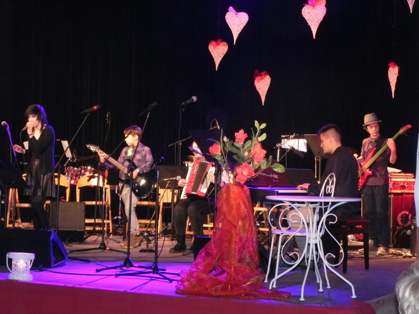 W koncercie wystąpił zespół AVART z Opatowa.
