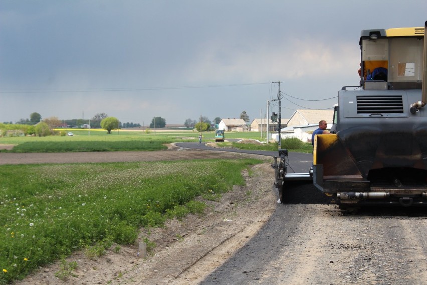 Gmina Chrostkowo remontuje drogę w Makówcu. Na naprawę czeka jeszcze 120 km gminnych szlaków