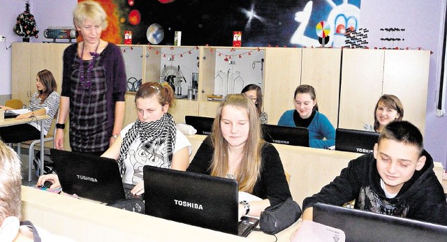 M. in. dzięki Małgorzacie Załuskiej uczniowie Gimnazjum nr 1 na lekcjach korzystają z laptopów